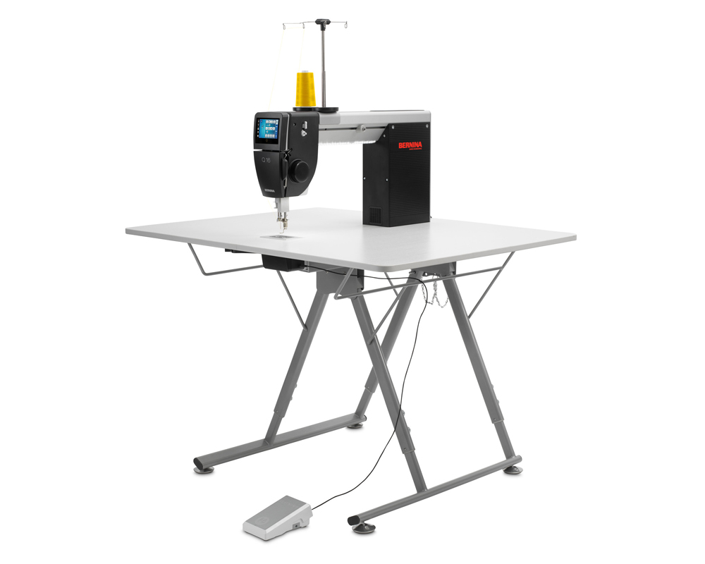 Машина для стежки BERNINA Q16 на столе