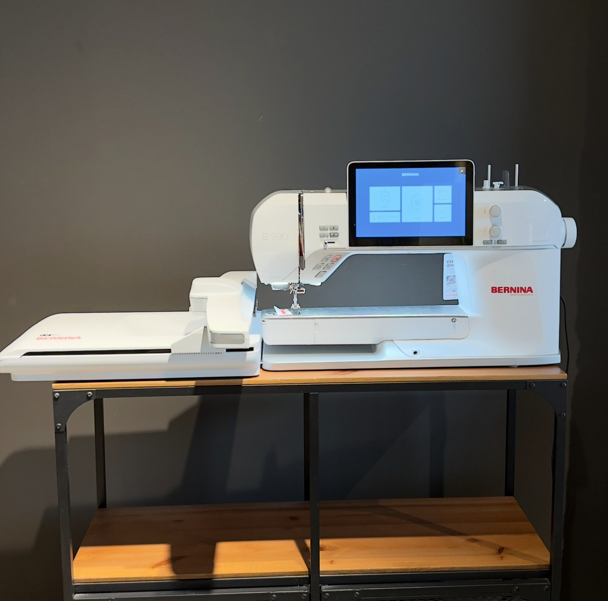 Швейно-вышивальная машина BERNINA B990 