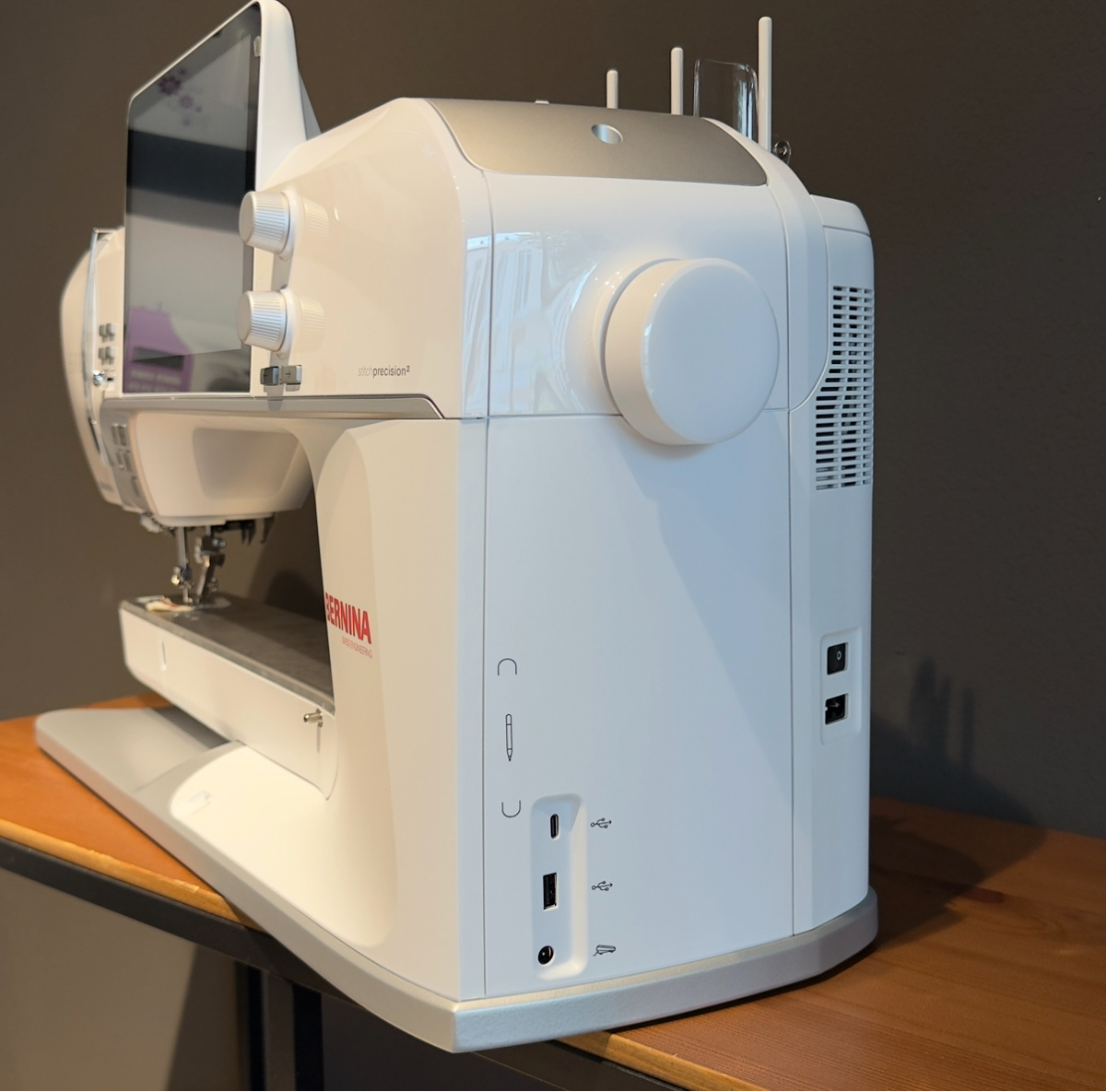 Швейно-вышивальная машина BERNINA B990 