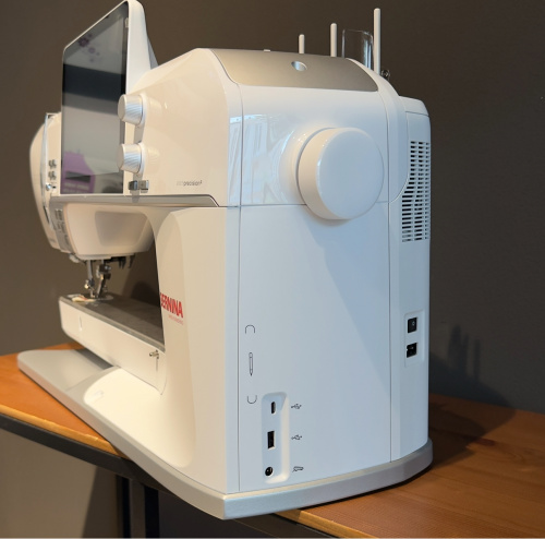 Швейно-вышивальная машина BERNINA B990 