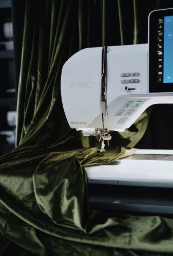 Швейно-вышивальная машина BERNINA B990 