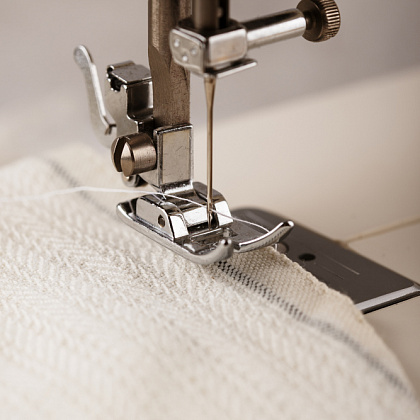 Как вставить иглу в швейную машину: правильно установливаем иголку