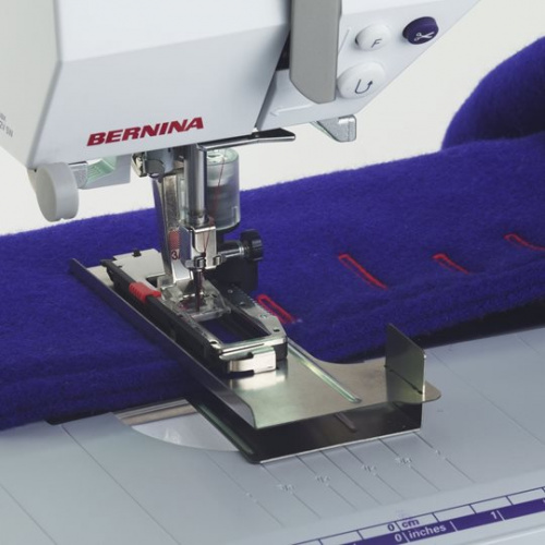  Bernina Вспомогат.устройство для улучшения перемещения ткани для выполнения петель