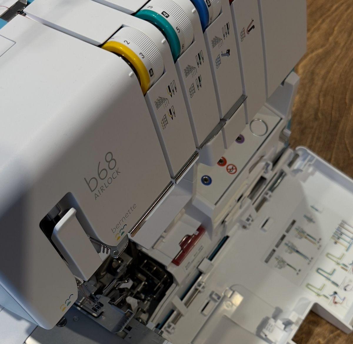 Коверлок Bernette b68 AIRLOCK Maker