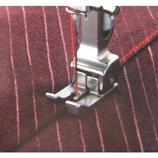 Brother Лапка для шв. маш. F044 с подпружиненным направителем 2 мм