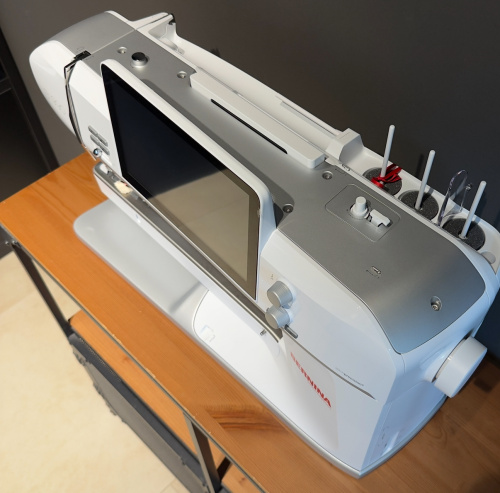 Швейно-вышивальная машина BERNINA B990 