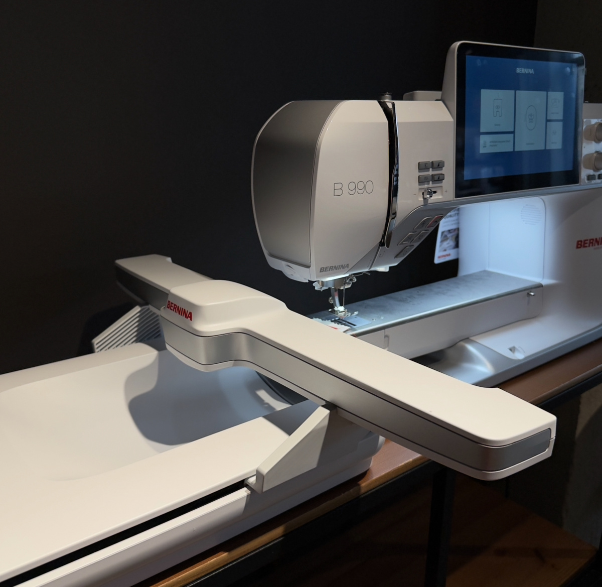 Швейно-вышивальная машина BERNINA B990 
