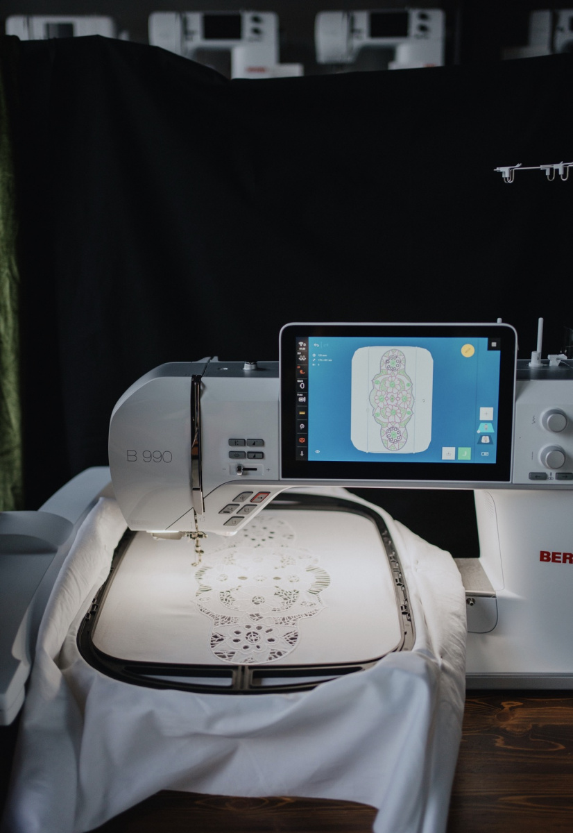 Швейно-вышивальная машина BERNINA B990 