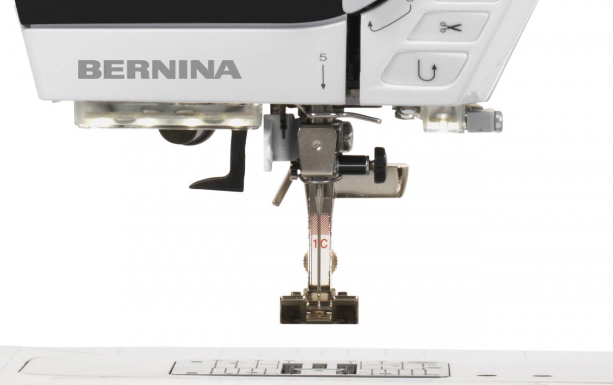 Швейная машина BERNINA 590 