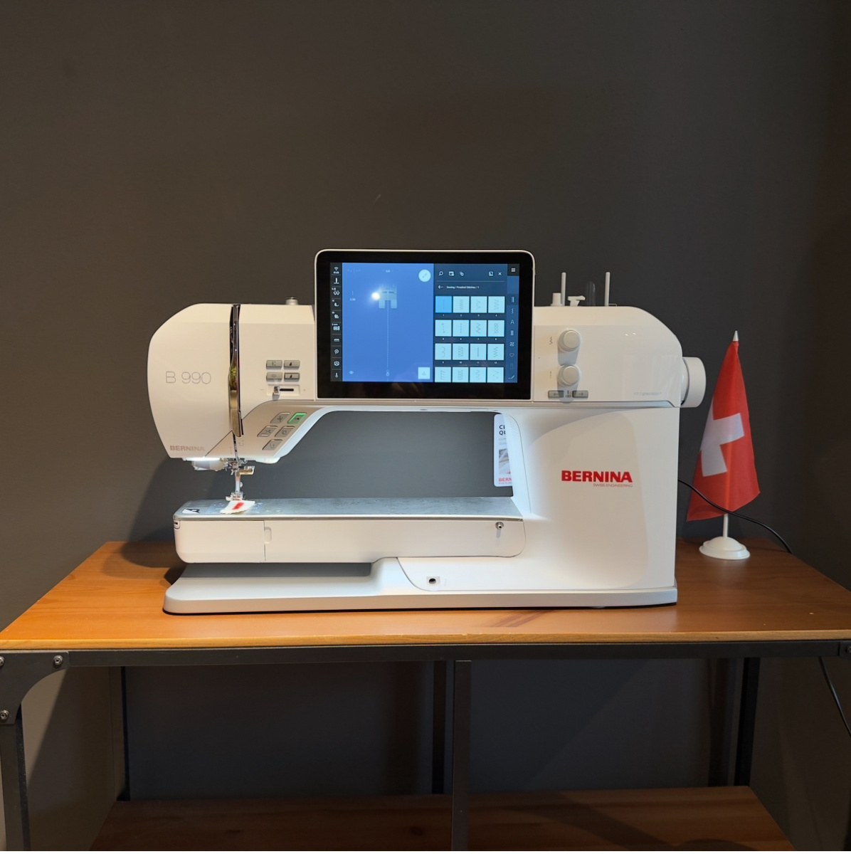 Швейно-вышивальная машина BERNINA B990 