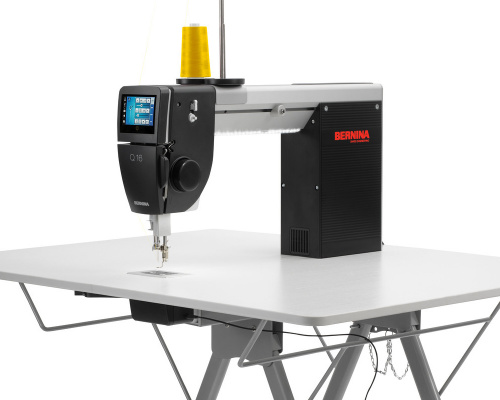 Машина для стежки BERNINA Q16 на столе