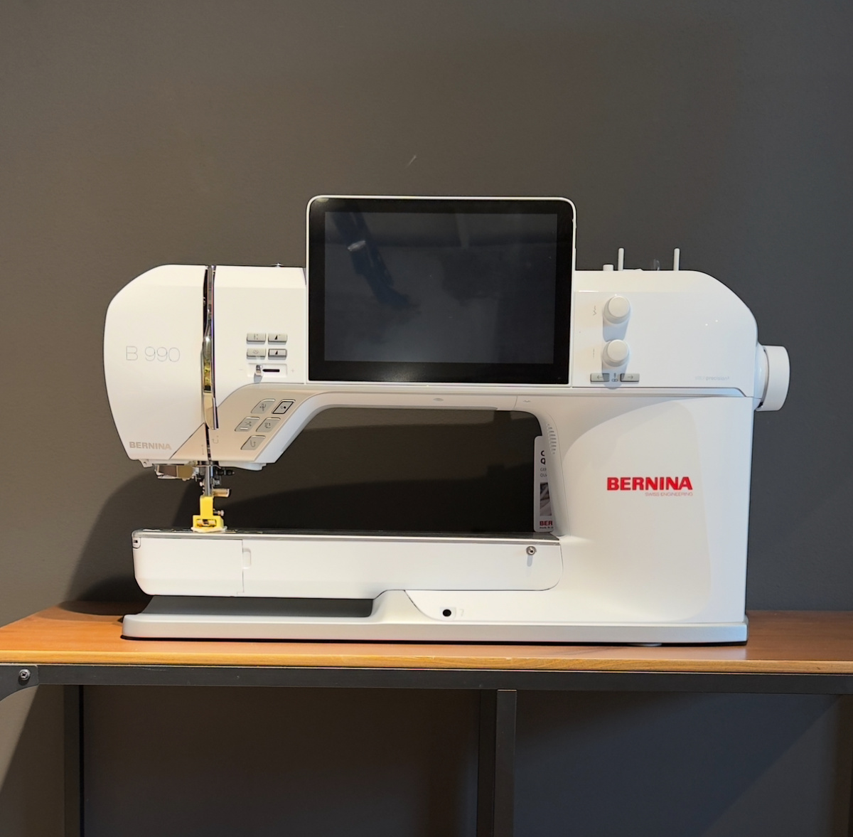 Швейно-вышивальная машина BERNINA B990 