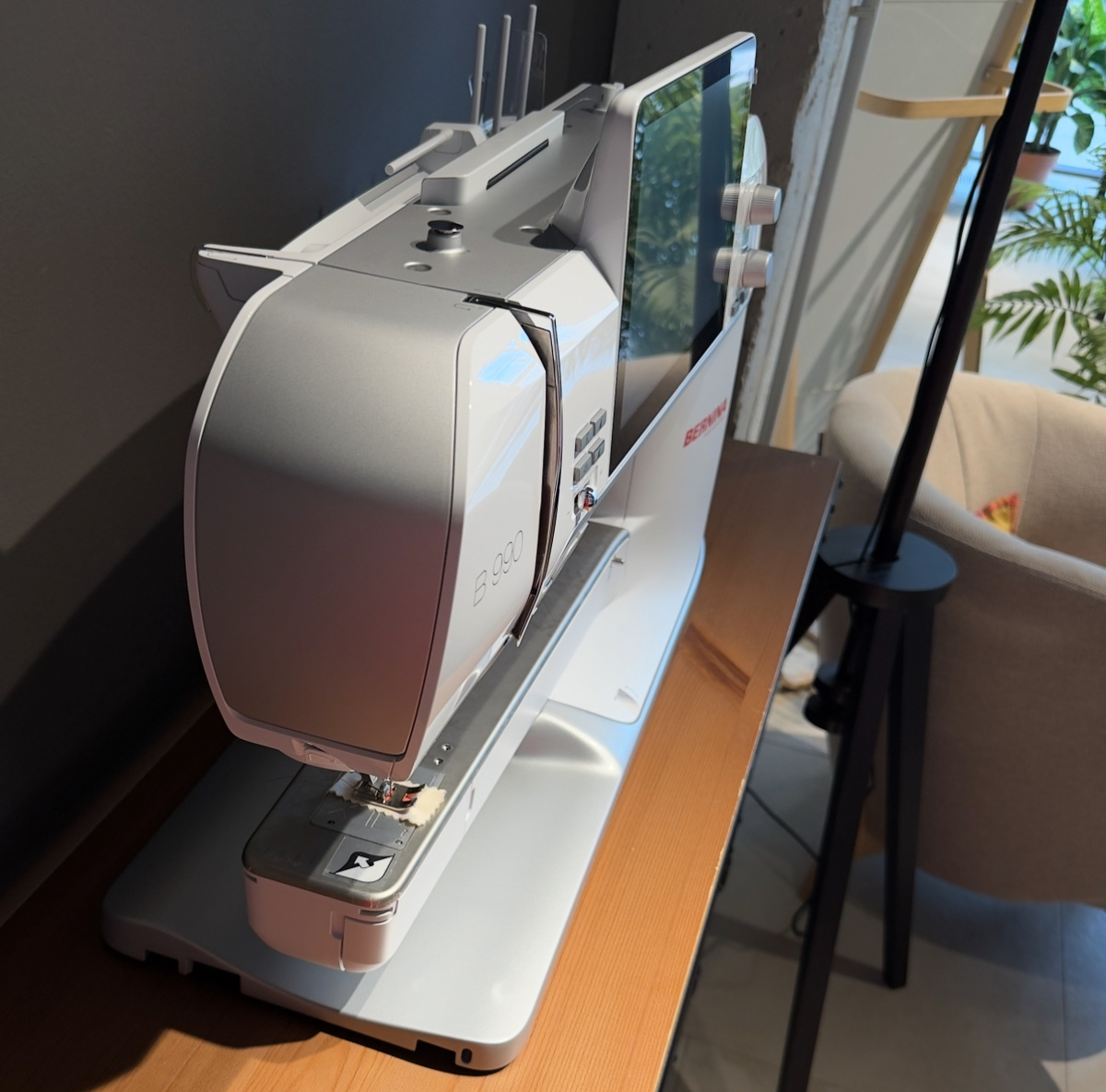 Швейно-вышивальная машина BERNINA B990 